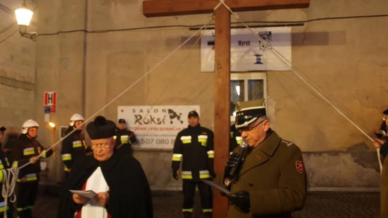 Tczew - Droga krzyżowa na Starym Mieście. Tłumy tczewian na ulicach