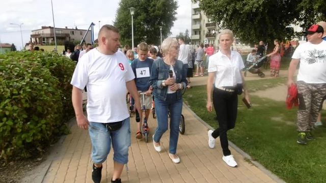 Tczew - Mali miłośnicy jazdy na hulajnogach na skwerze przy fontannie