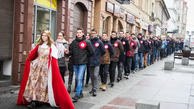 Tczew - Tczewscy maturzyści zatańczyli poloneza na ulicach starówki [DUŻO ZDJĘĆ]