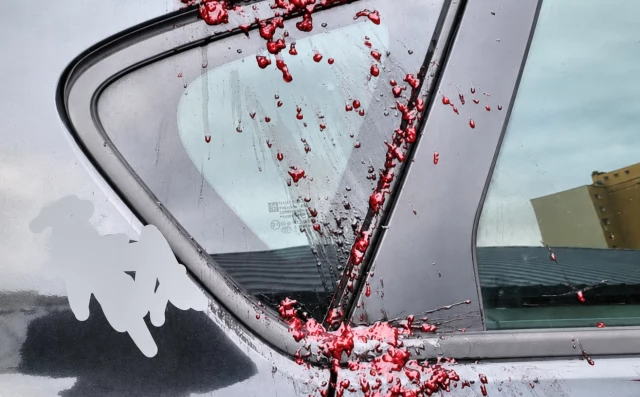 Tczew - Słoiki lecą z okien na osiedlu. Mieszkańcy alarmują: "Mogło dojść do ogromnej tragedii"