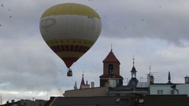 Tczew - Balon nad dachami staromiejskich kamienic