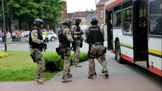 Tczew - Atak terrorystyczny na autobus - negocjacje przed ratuszem