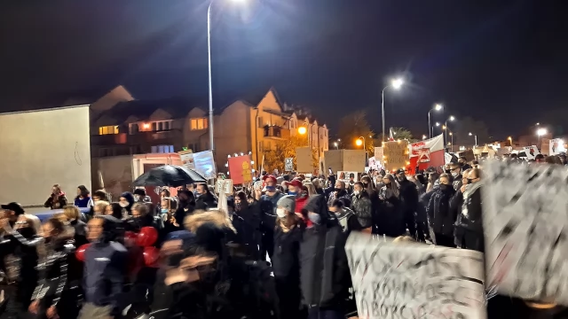Tczew - Protesty ws. aborcji nie ustają. "Wybaczcie utrudnienia, Tczew ma rząd do obalenia" [FILM]