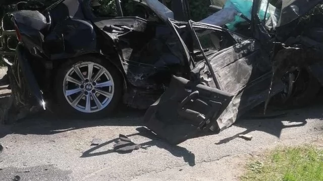 Tczew - Mała Słońca. Kierowca BMW uderzył w drzewo