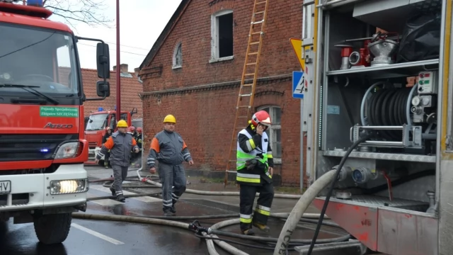 Tczew - Pożar na ulicy Czyżykowskiej. Trwa akcja gaśnicza, jedna osoba ranna