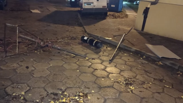 Tczew - Silny wiatr i niezabezpieczone elementy na dachu