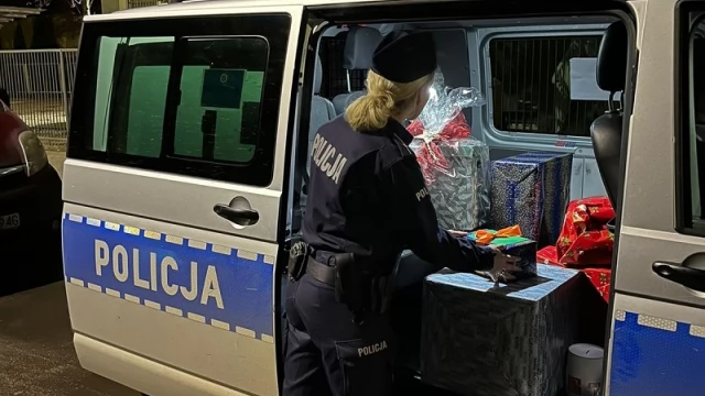 Tczew - "Szlachetna paczka". Policjanci przygotowali prezenty dla mamy i dwójki dzieci