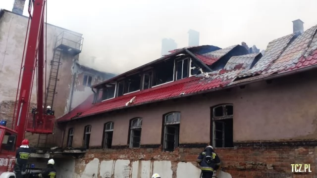 Tczew - Olbrzymi pożar w Swarożynie. Płonie stara gorzelnia