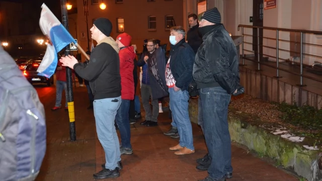 Tczew - Zbiórka podpisów pod projektem "Legalna aborcja". Narodowcy czekali z mopem. Marta Lempart w Tczewie