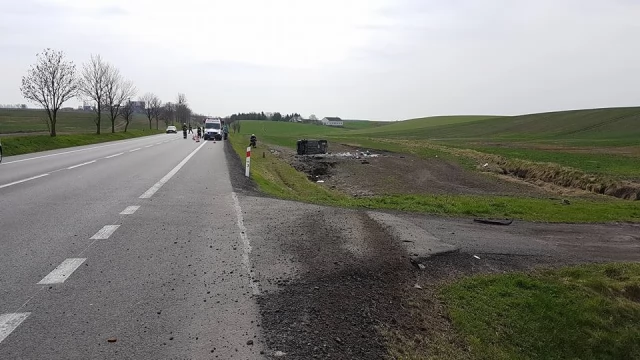 Tczew - Szprudowo. Dachowanie - jedna osoba trafiła do szpitala