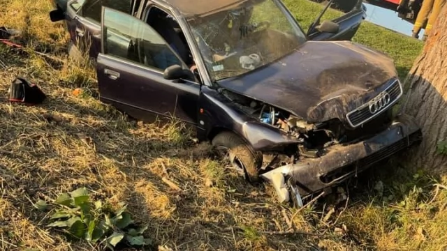 Tczew - Auto wypadło z drogi i uderzyło w drzewo