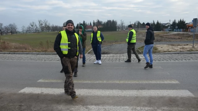 Tczew - Rolnicze miasteczko na rondzie w Czarlinie. Jest nawet trumna [WIDEO]