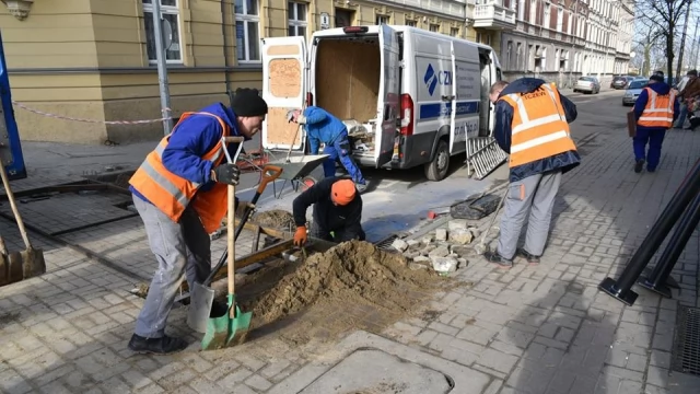 Tczew - Ruszyła wymiana kolejnych wiat przystankowych