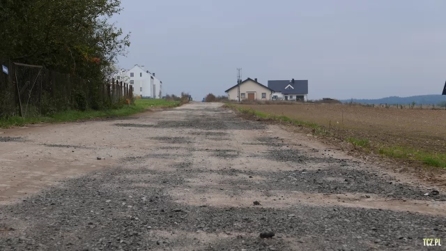 Tczew - Załatana droga do nowego osiedla Rokitki [FOTO] [bez komentarza]