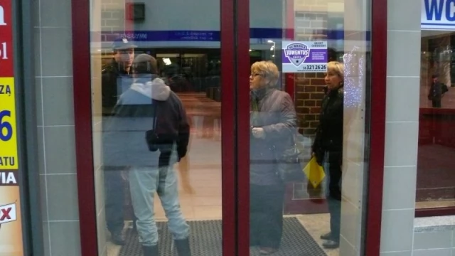 Tczew - Bezdomni na dworcu. "Uniemożliwili mi skorzystanie z windy"
