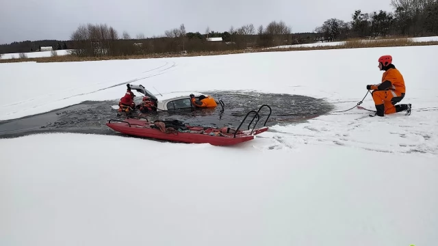 Tczew - Wjechali samochodem na zamarznięte jezioro. Lód się załamał
