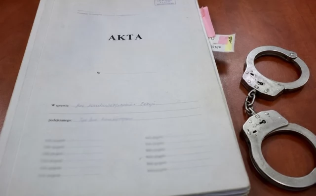 Tczew - Przyjechał zatankować bez płacenia. W komendzie okazało się, że ma więcej na sumieniu
