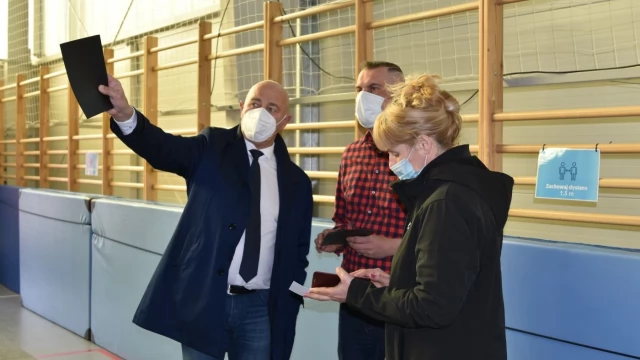 Tczew - Od poniedziałku (26.04) ruszają masowe szczepienia w hali "ósemki"