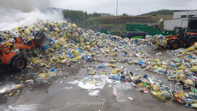 Tczew - Pożar na placu sortowani odpadów ZUOS - kilka zastępów walczy z ogniem