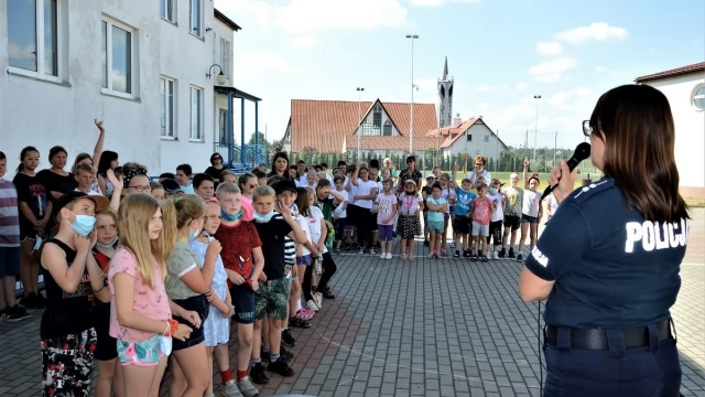 Tczew - Policyjne rozmowy o bezpieczeństwie podczas wakacji