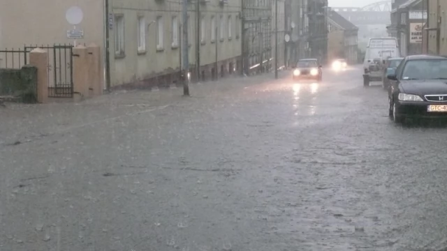 Tczew - Burza z gradobiciem nad Tczewem, w Waćmierku drzewo runęło na samochód