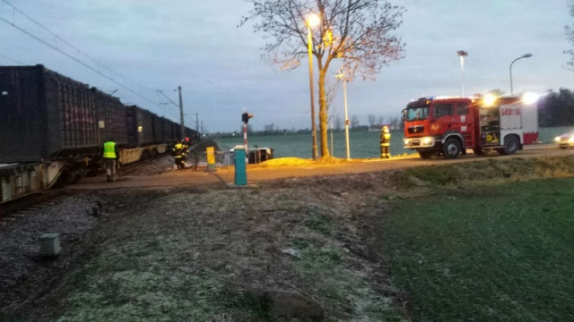 Tczew - O krok od tragedii! Dostawcze auto pod kołami lokomotywy