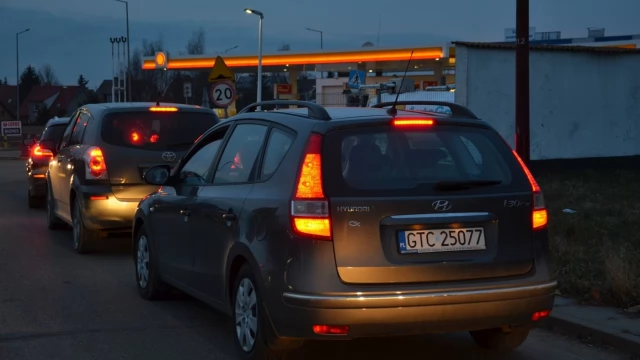 Tczew - Kolejki przed stacjami paliw