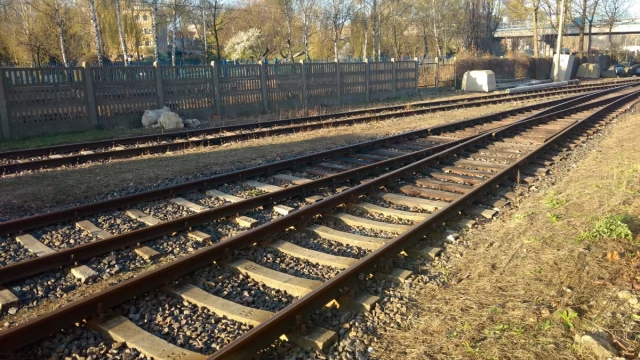 Tczew - Wyskoczył z pociągu, bo "zrezygnował z dalszej jazdy". Z przebitą nerką trafił do szpitala