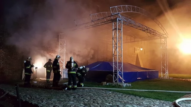 Tczew - Pożar na zamku w Gniewie. Dzięki strażakom nie wybuchły butle z gazem