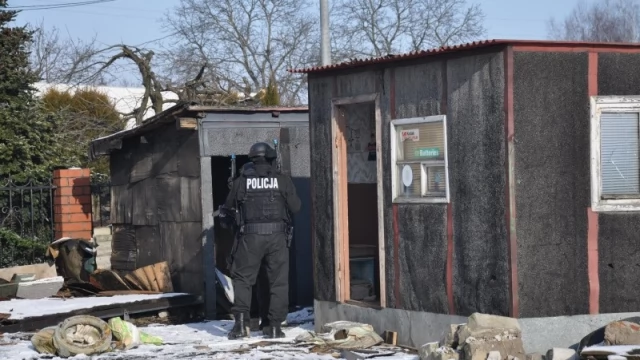 Tczew - Antyterroryści w Czarlinie szturmowali dom do rozbiórki