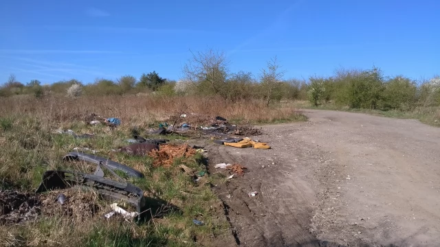 Tczew - Zamieniają szlak spacerowy w wysypisko. "Z azbestem to już przesada" [AKTUALIZACJA]