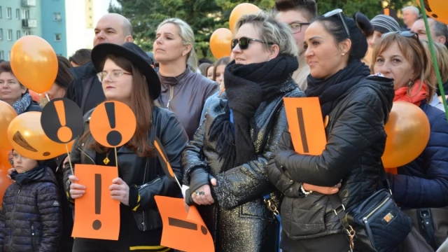 Tczew - Manifestacja pod delegaturą kuratorium. "Oświata stoi nad przepaścią"