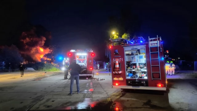 Tczew - Kłęby czarnego dymu nad Tczewem - trwa akcja gaśnicza
