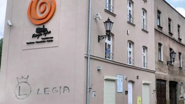 Tczew - Znowu "pod czujnym okiem kamer" bazgrają po starówce