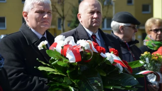 Tczew - Przy Dębie Katyńskim uczczono ofiary katastrofy z 2010 roku