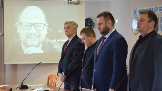 Tczew - Radni powiatowi uczcili pamięć Pawła Adamowicza