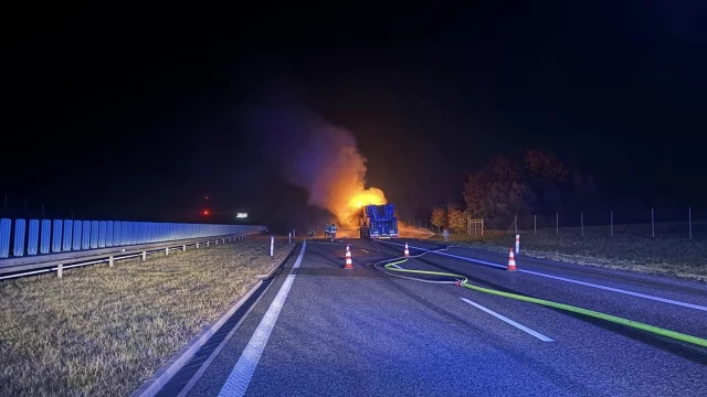 Tczew - Zablokowana autostrada A1 po nocnym pożarze dźwigu [AKTUALIZACJA]