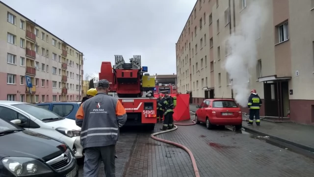 Tczew - Pożar na Saperskiej. Mężczyzna znaleziony w piwnicy w ciężkim stanie, jest więcej poszkodowanych