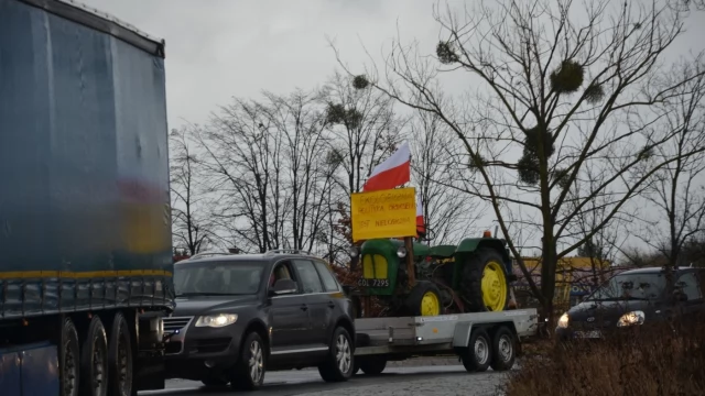 Tczew - Rolnicy wyjechali na drogi. Protest w Czarlinie