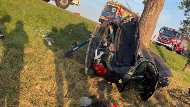 Tczew - Auto wypadło z drogi i uderzyło w drzewo