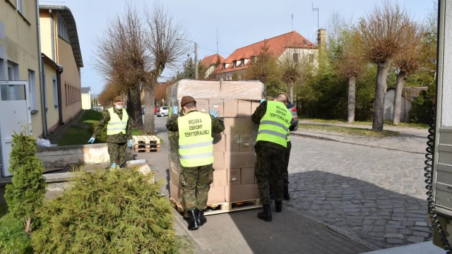 Tczew - W Ryjewie przekazywano paczki żywnościowe z tczewskiego Banku Żywności