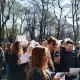 Tczew - Spontaniczna akcja licealistów. "Nie przyszliśmy powiedzieć, że jesteśmy ZA, ale zmienić atmosferę, złożyć życzenia"