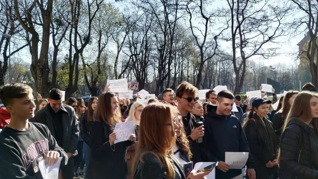 Tczew - Spontaniczna akcja licealistów. "Nie przyszliśmy powiedzieć, że jesteśmy ZA, ale zmienić atmosferę, złożyć życzenia"