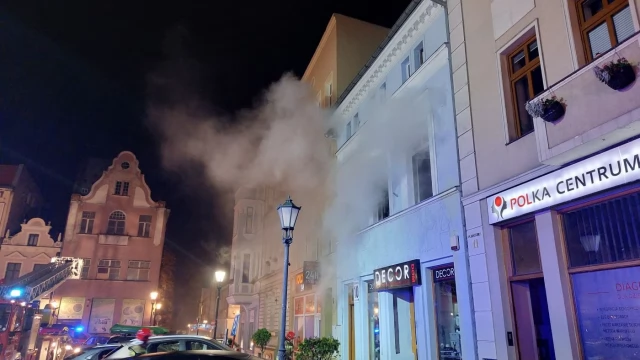 Tczew - Pożar na placu Hallera! Trzy osoby trafiły do szpitala [FOTO, WIDEO]