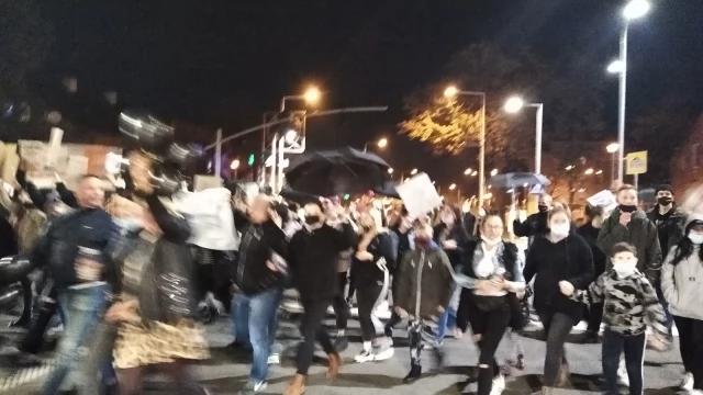 Tczew - Tłumy na ulicach Tczewa. Protest przeciw decyzji TK #PiekłoKobiet