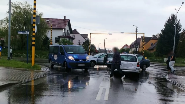 Tczew - Skrzyżowanie Żwirki/Kociewska. Zderzenie trzech aut