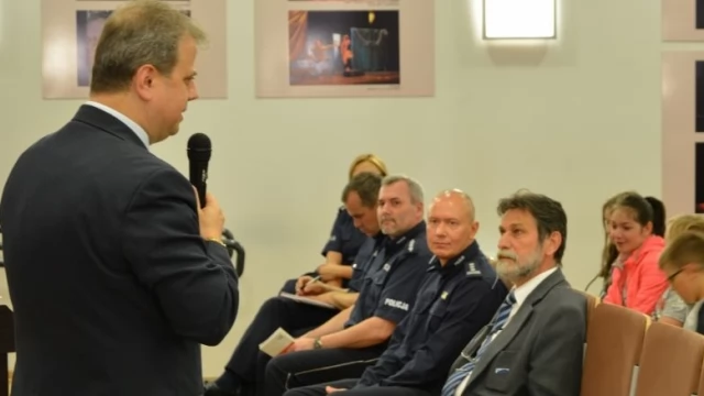Tczew - "Bezpieczeństwo w ruchu drogowym" - policjanci zorganizowali debatę 