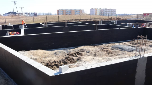 Tczew - Os. Witosa. Mury świetlicy pną się w górę