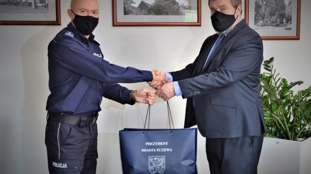 Tczew - Noś odblaski - bezpieczna droga do szkoły z policjantami