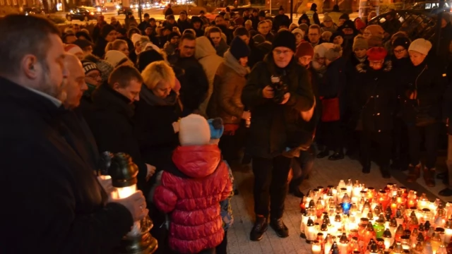 Tczew - Wybrzmiał dźwięk ciszy. Tczewianie pożegnali Pawła Adamowicza